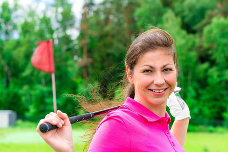 微笑的女高尔夫球手图片
