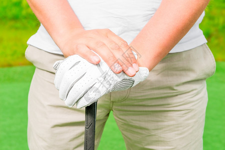 手握着高尔夫球球杆的人图片