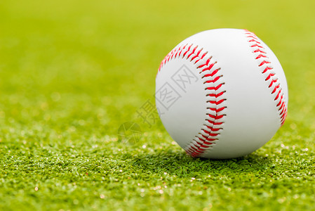 一个棒球的在绿草地上图片