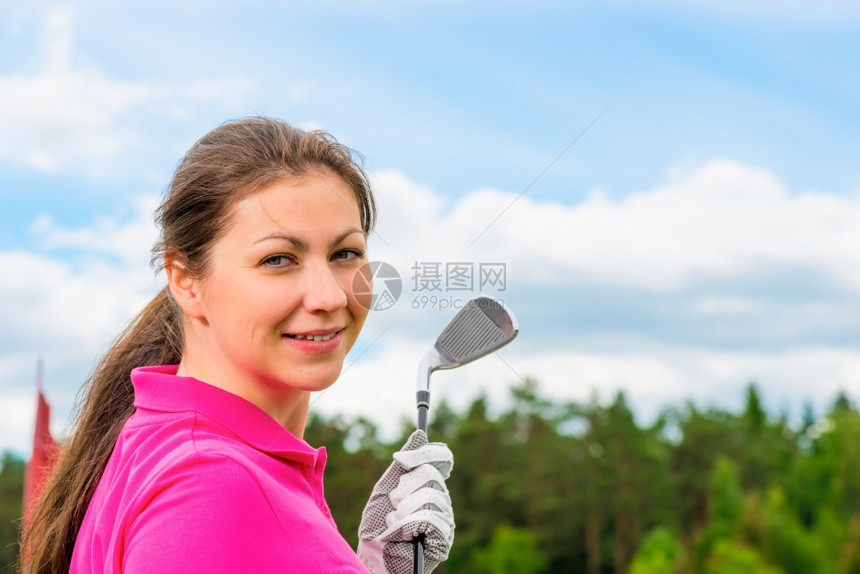 穿着高尔夫球衣T恤衫女孩图片