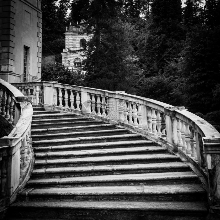 意大利别墅中废弃的楼梯图片