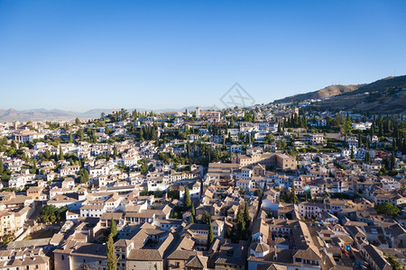 从alhmbr的角度看在西班牙和Analusi地区粮仓镇的全景图片