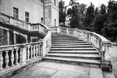 废弃的意大利别墅中旧理石楼梯图片