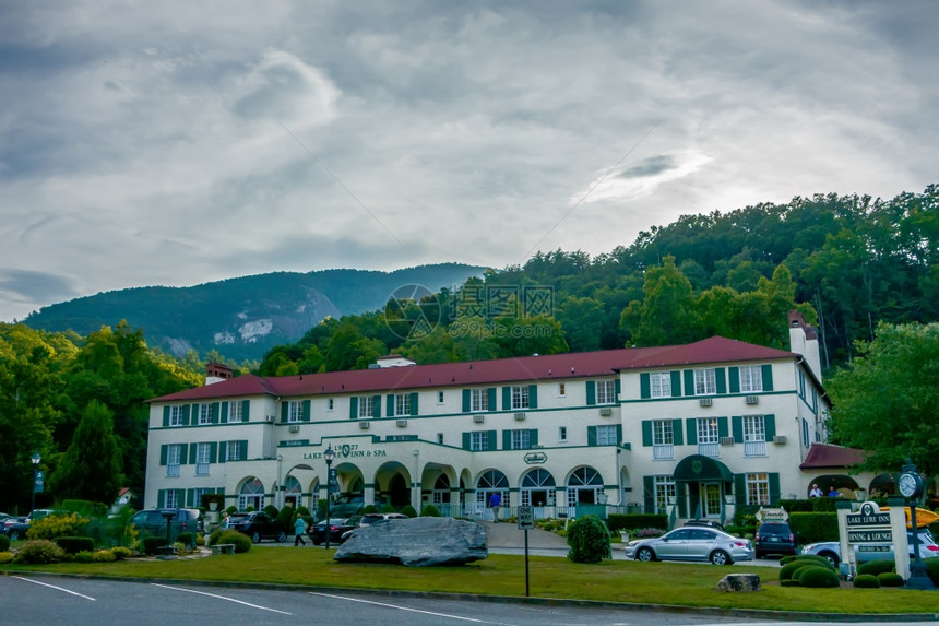 烟囱岩镇和湖诱饵场景图片