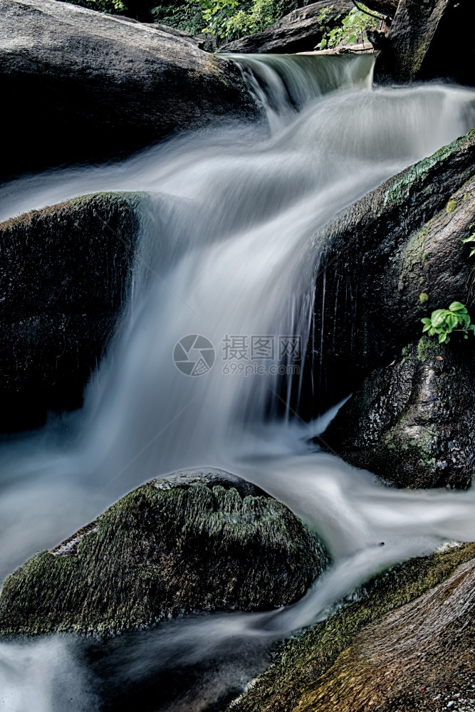 河水在岩石上流淌图片