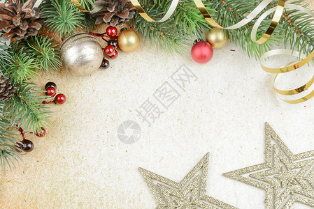 彩色圣诞装饰在旧纸的背面上由鲜树枝圣诞球和金星组成的圣诞节设计图片