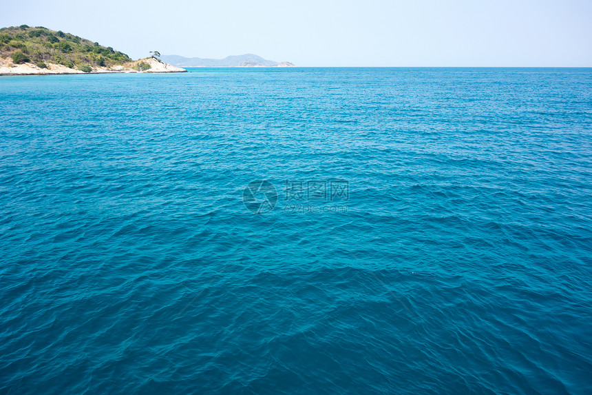 海洋中的热带岛屿图片