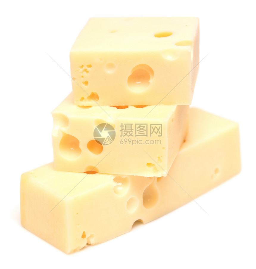 白色白色背景上堆积的奶酪块图片