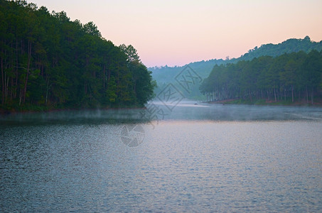清晨美丽的山湖图片