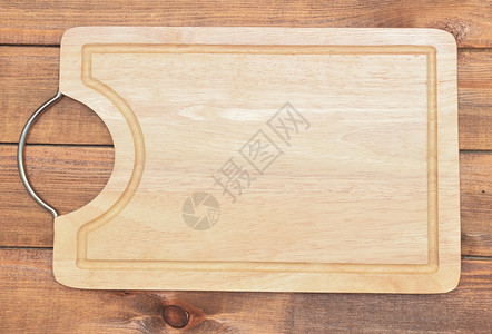 木制表格上的空剪切板图片