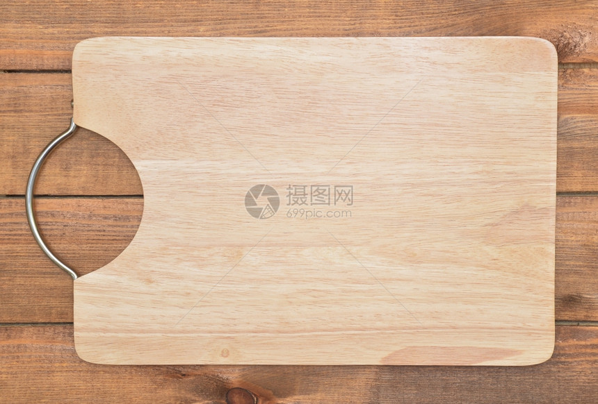 木制桌上的切板图片
