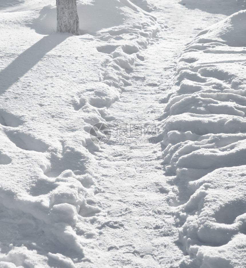 冬季清扫雪中的道路图片