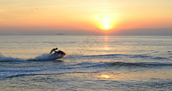 日落时摩托艇在海面上移动图片