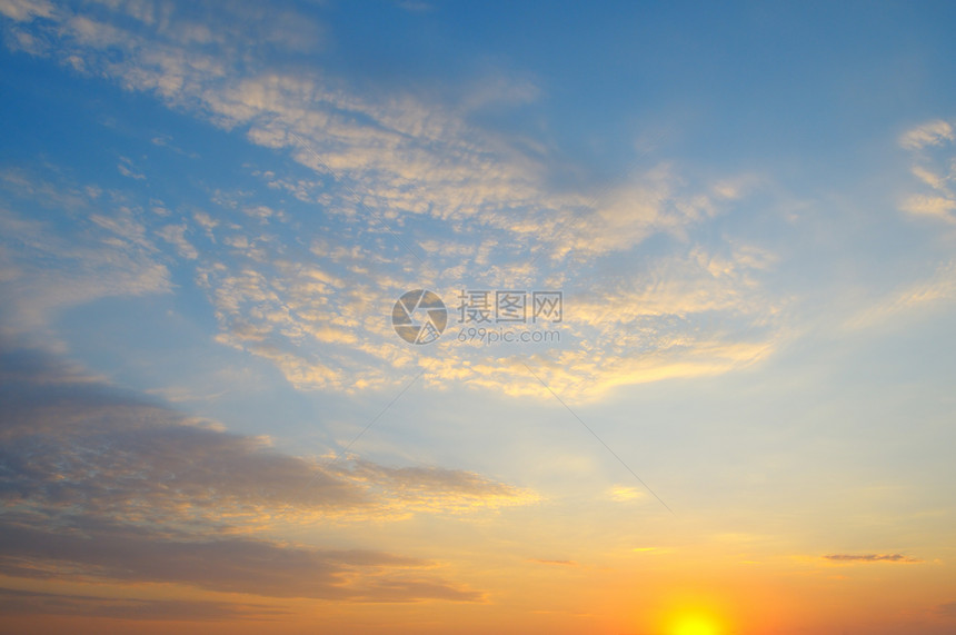 美丽的日出和阴云天空图片