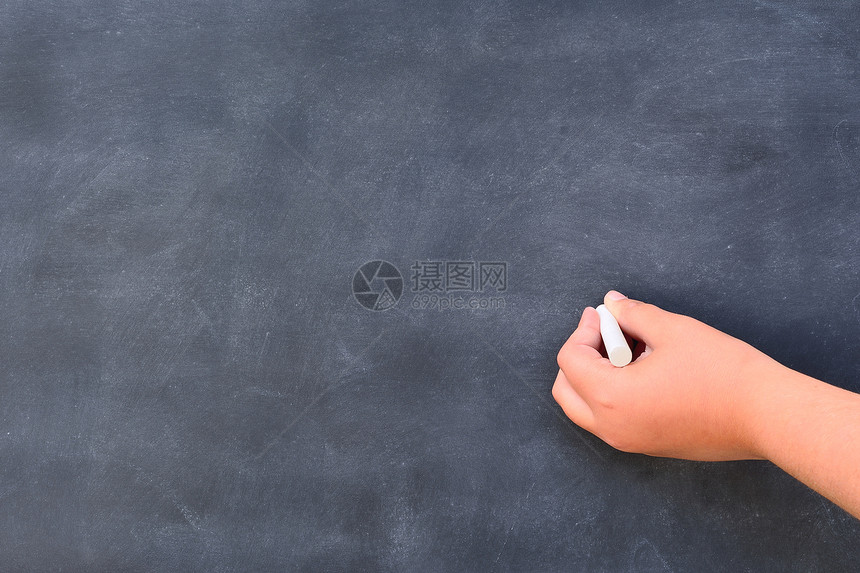 在学校的黑板上写字的手图片