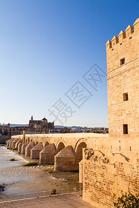 西班牙的科尔多巴桥日落时间16个拱门的详情高清图片