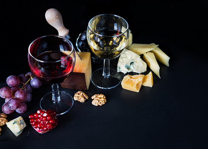 红酒奶酪石榴和黑底葡萄图片
