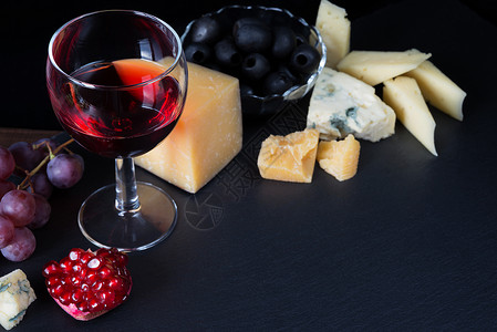 红酒奶酪石榴黑橄榄和底葡萄图片