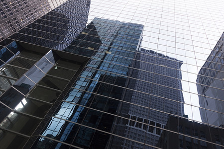 纽约曼哈顿市中心的摩天大楼玻璃外墙有其他摩天大楼和空的反射图片