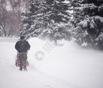 用吹雪机清除图片