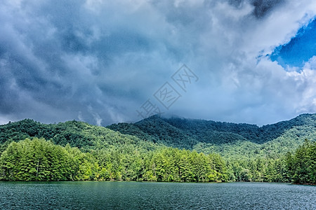 在大片烟雾山的桑特拉湖风景中图片