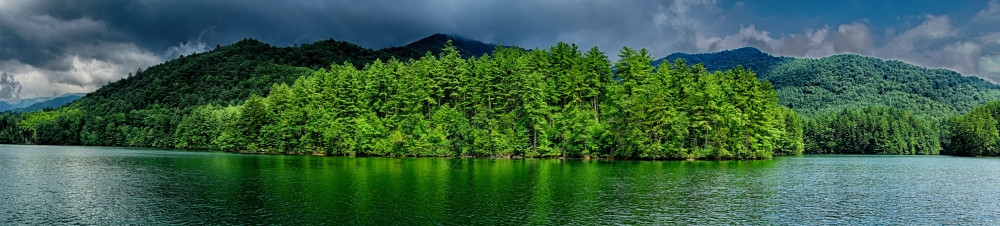 在大片烟雾山的桑特拉湖风景中图片