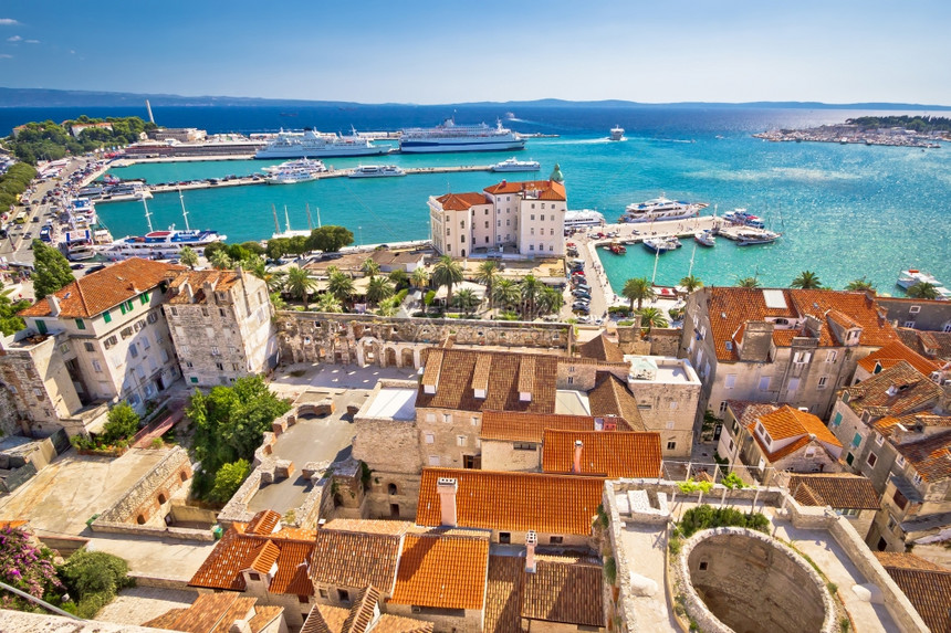 分港口和海滨历史建筑空中观测达马提亚croati图片