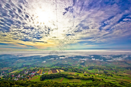 绿色山丘空中风景的清晨雾克罗提亚的卡尔尼克地区图片