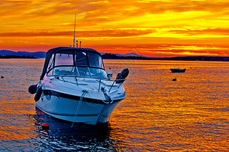 金色夕阳的游艇图片