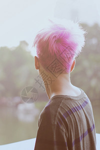男人转过身背部显示粉色头发后退过滤效果z图片