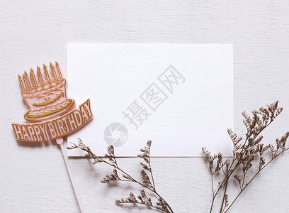 生日快乐标签和带花的空白明信片背景图片