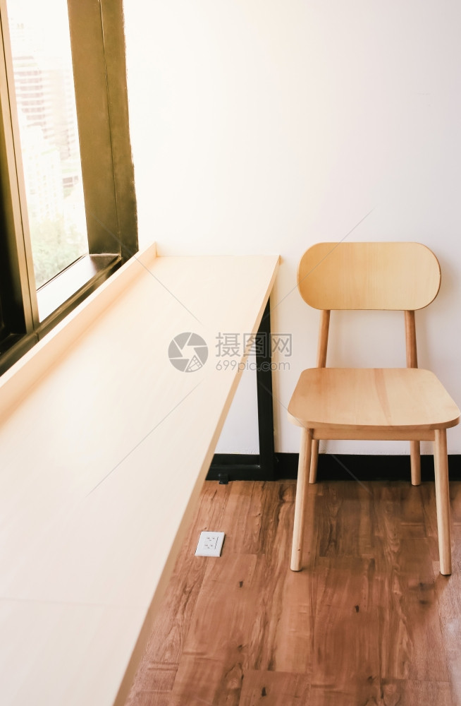 咖啡馆或办公室工作空间的暖桌和椅子图片