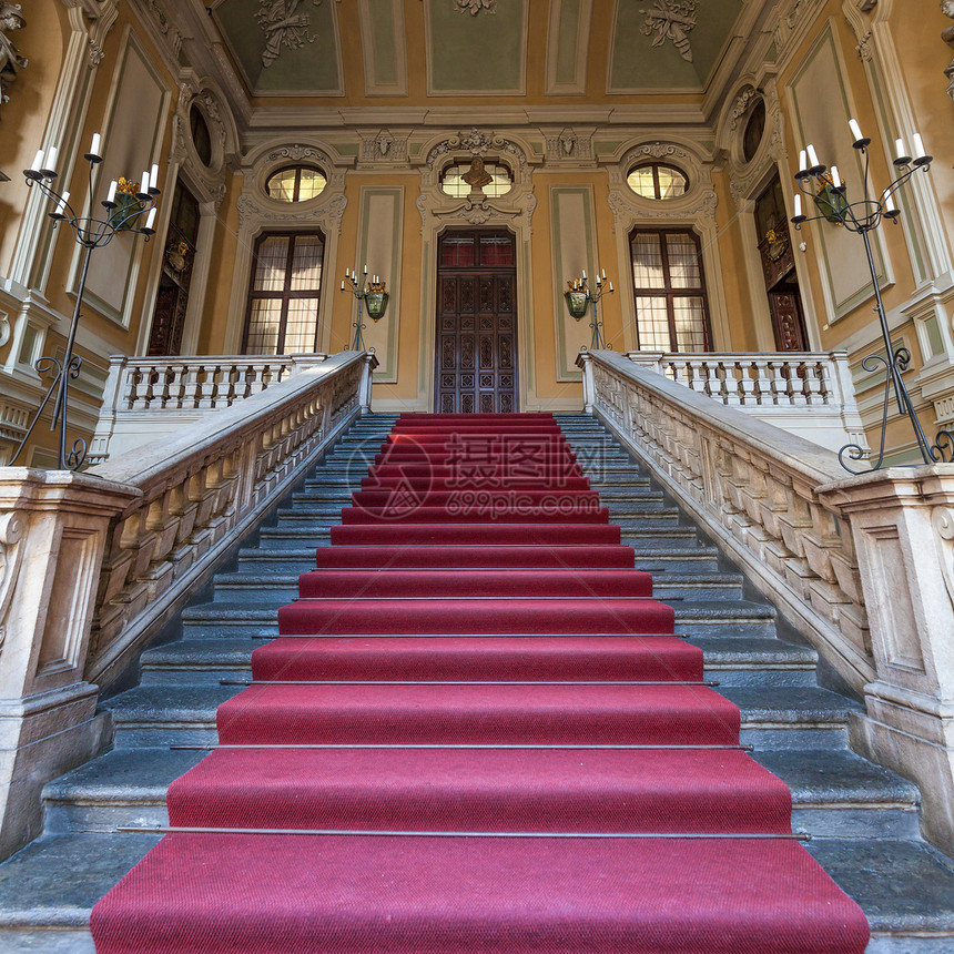 这个意大利古老的宫殿入口红地毯图片