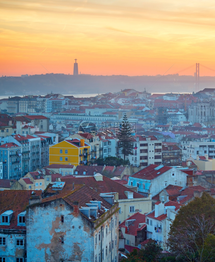 Lisbon老城落日时多彩的顶端视图furtgal图片