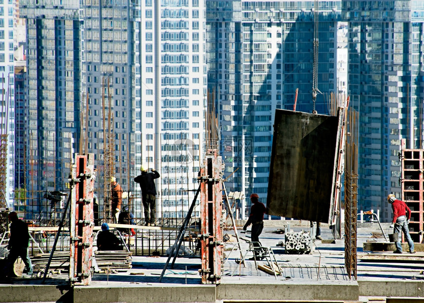 现代摩天大楼建筑工地人图片