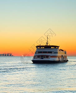 日落时从利斯本到阿尔马达市的渡轮图片