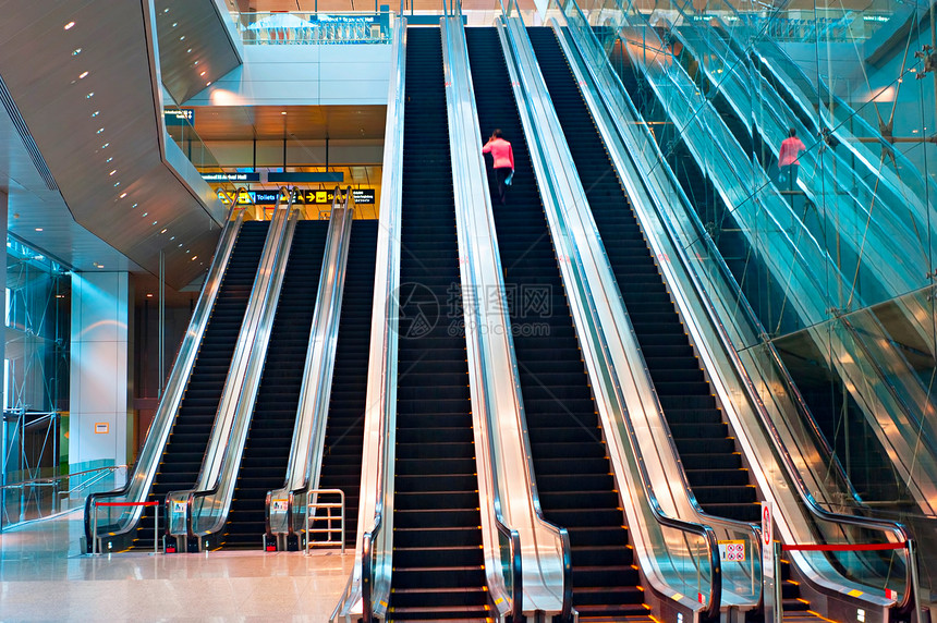 在沙纳波尔的changi国际机场的扶梯图片