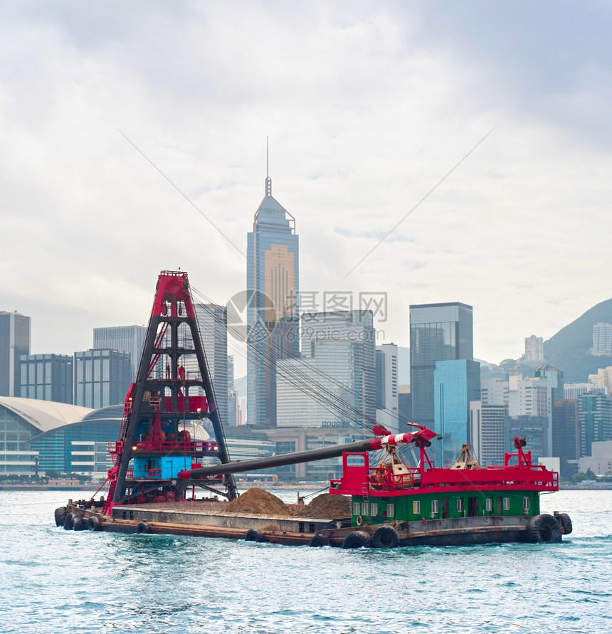 本年度约有4560艘船只抵达香港并离开载运货物243亿吨图片