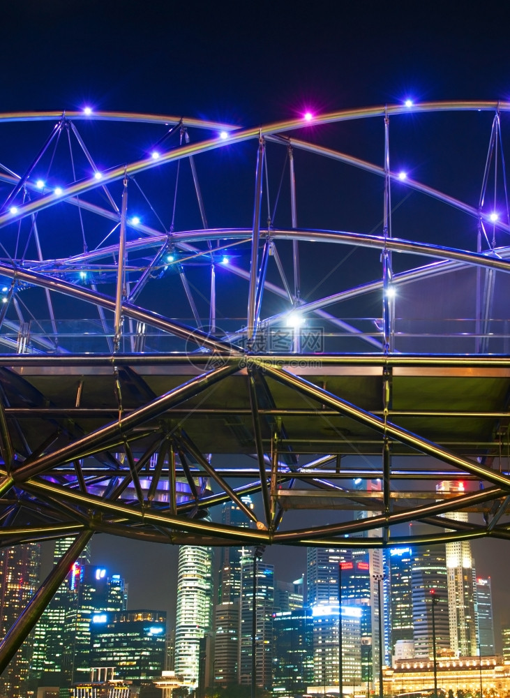2013年月6日夜里在夏纳波尔的螺旋桥是由650吨双倍不锈钢和10吨碳钢制成的图片