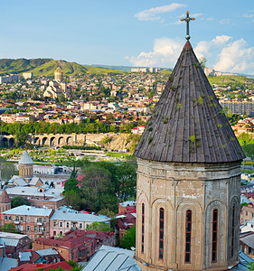 Tbils城市景象与同日教堂背景Georgia图片