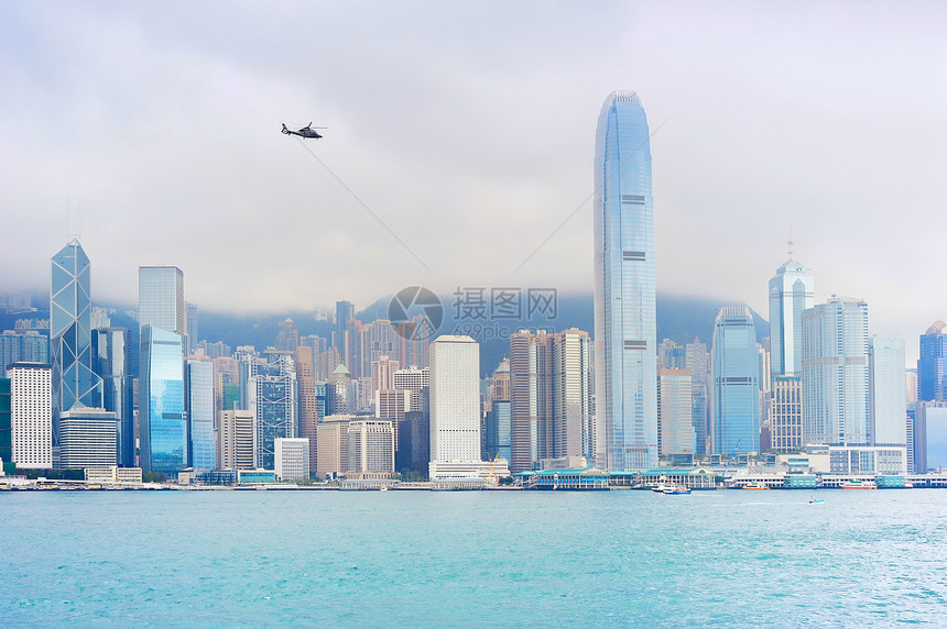 在市中心香港上空飞行的直升机图片