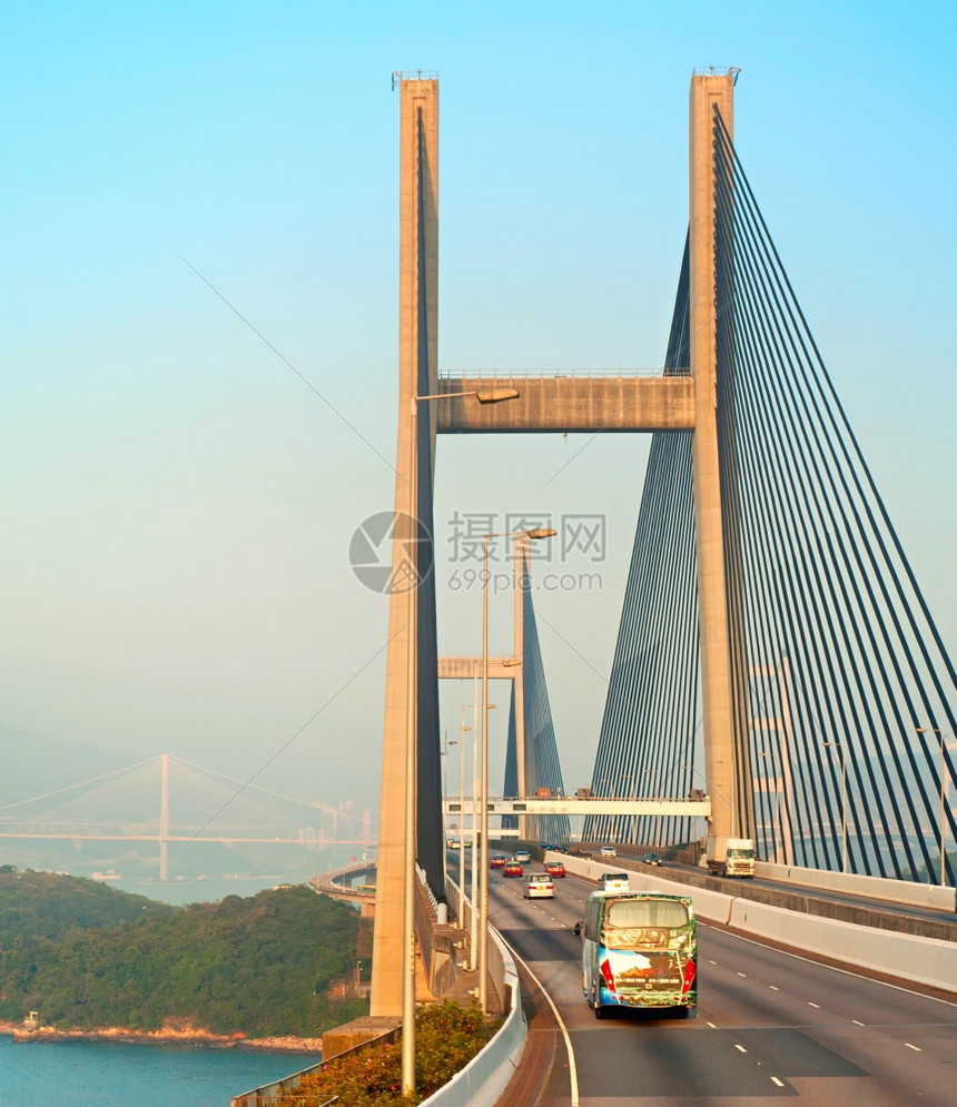 香港大桥日落时的交通情况图片