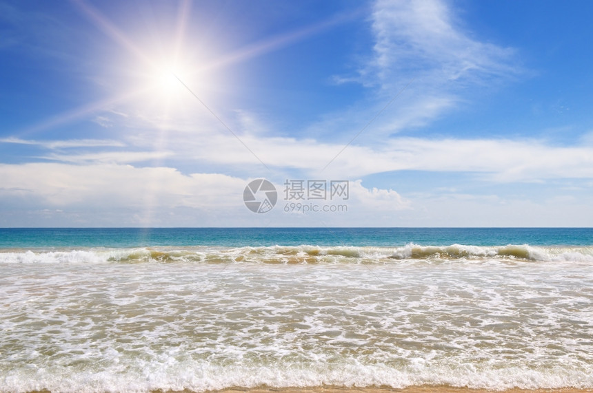 海洋沙滩和蓝天空图片