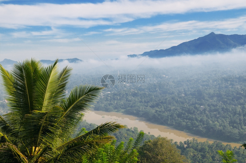 晨雾中的山岳和河流图片