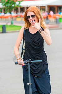 装着骑摩托车的花女背景图片