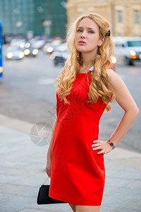 红色连衣裙的气质美女图片