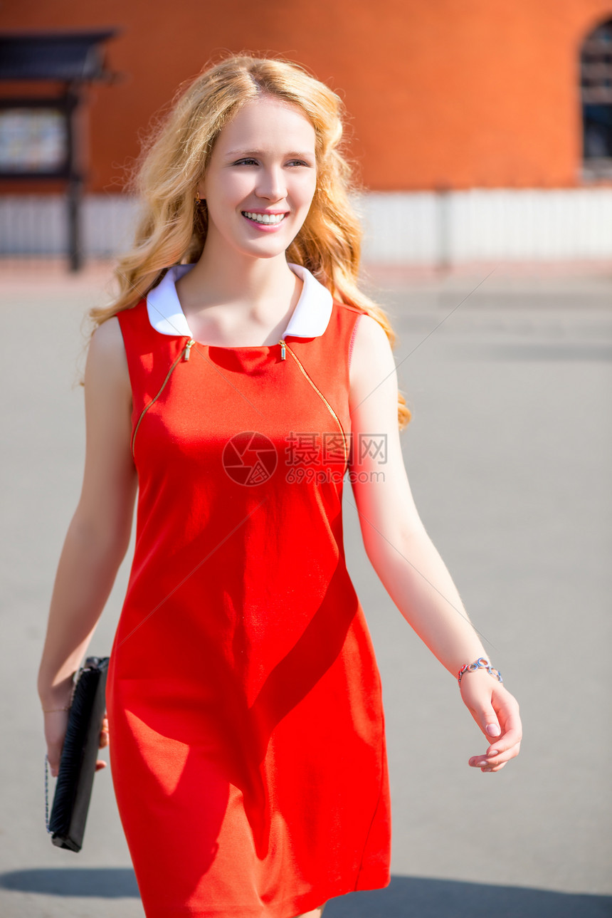快乐的女孩走在街上图片