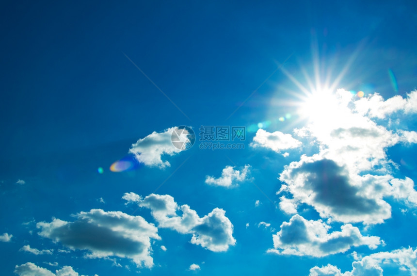 夏天白阳光明媚蓝和云彩图片
