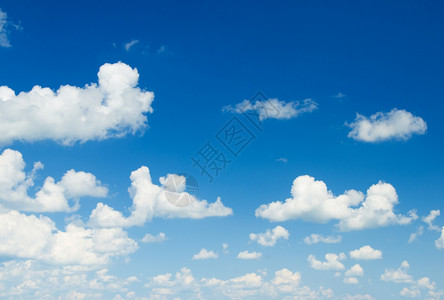 美丽的蓝色天空图片
