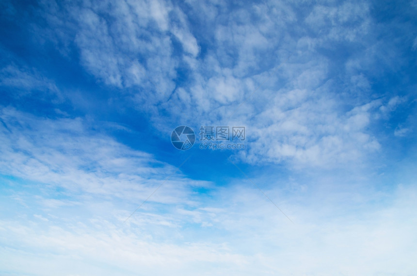 蓝色天空中的光云图片